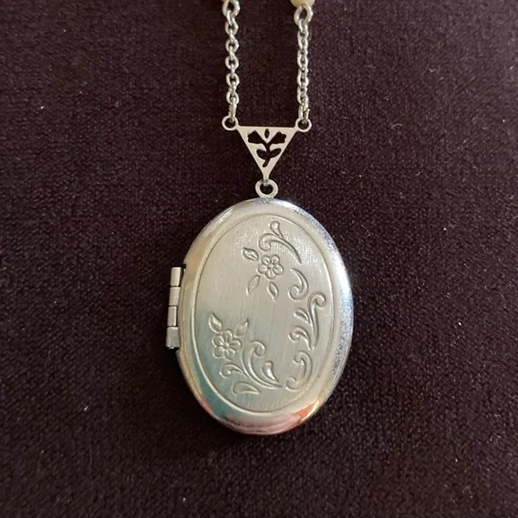 Avon Silver Tone Oval Shaped Locket With floral Design & Pearls - Picture 2 of 7